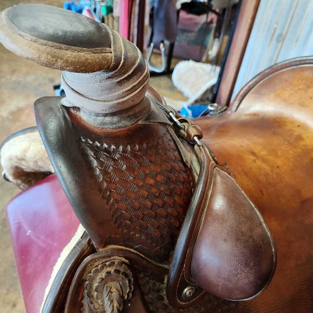 Roping saddle